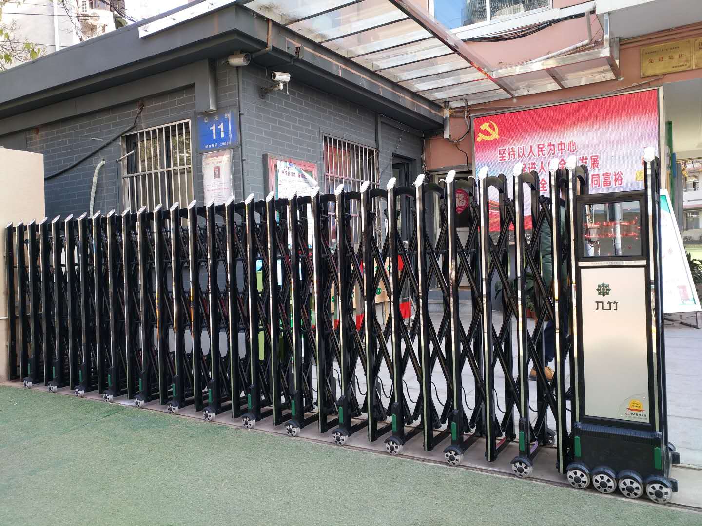 完成南京市回龍橋小學電動門的安裝